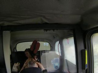 Caurdurtās vāvere krūtainas brunete fucked uz viltojums taksometrs