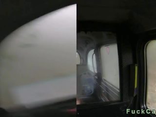 Obrovský kozy bruneta naivka fucked v cab