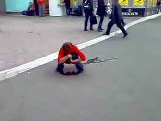 Borracha rusa joven hembra meando en calles
