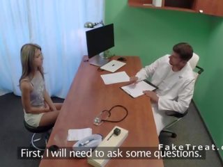 Rus diva în primul rând timp la dr. fucks îl în birou