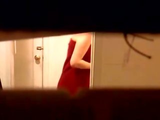 Sestra zasačeni pri kopalnica - spikam