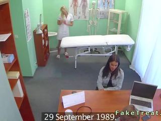 Velika prsi bolnik prst s medicinska sestra v ponaredek bolnišnica