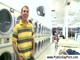 Pompino in un pubblico laundromat