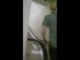 Beguiling culo en un escalator en yoga pantalones