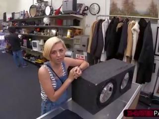 Сензационен блондинки жена опитва към продажба тя speaker и получава изкован трудно