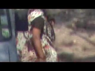 Intialainen aunties tekemässä virtsa ulkona kätketty nokan video-