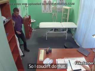 Incrível enfermeira helping cara para ejaculações