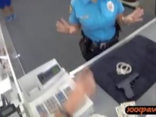 Damsel полиция офицер получава прикован в а pawnshop към печеля пари в брой