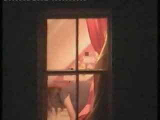 Guapa modelo pillada desnuda en su habitación por un ventana peeper