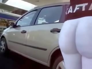 Groß arsch bei gas station zeigen