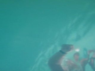 Bajo el agua en público piscina, gratis gratis público canal hd sexo película f7