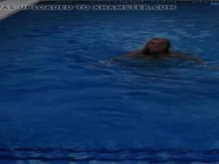 Привабливий товстушка матуся в в плавальний басейн