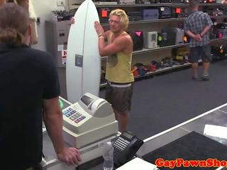 Heteroseksuale surfer spitroasted në pawnshop