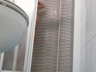 Espionaje en sexy esposa afeitando coño en ducha